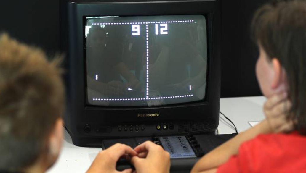 Io gioco del Pong su un vecchio schermo.