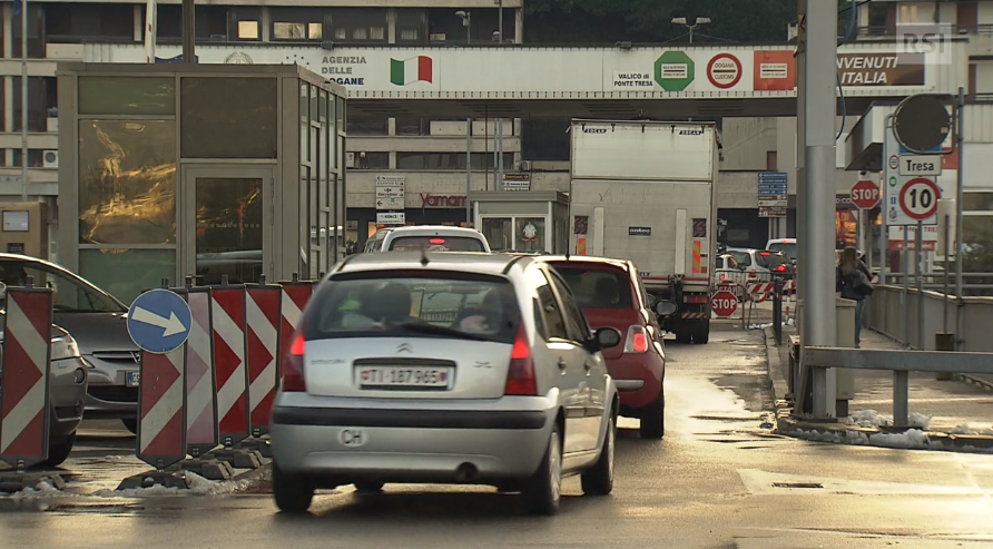 Colonne di auto a un valico italo-svizzero.