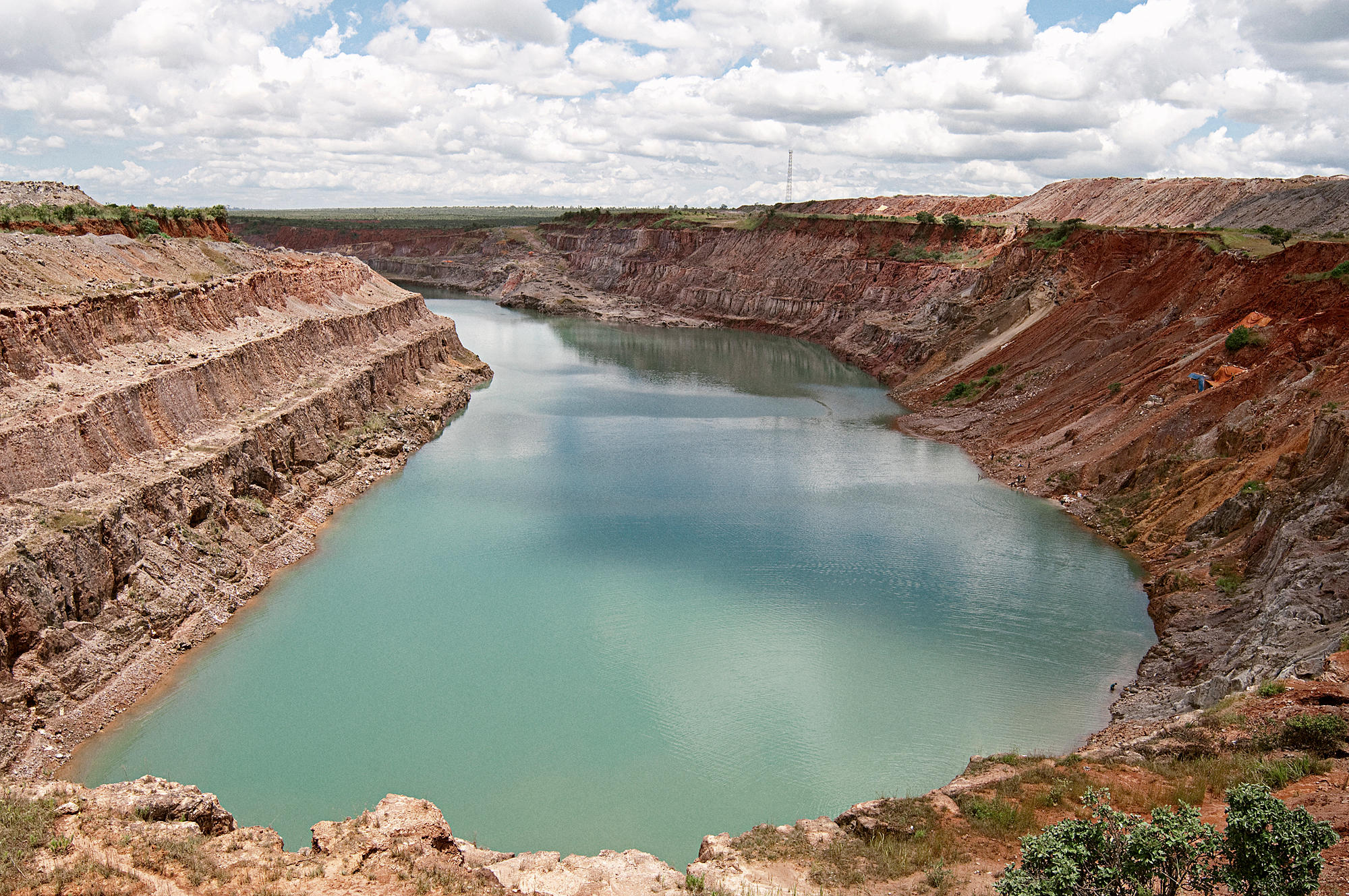 Paisaje de minas y ojo de agua