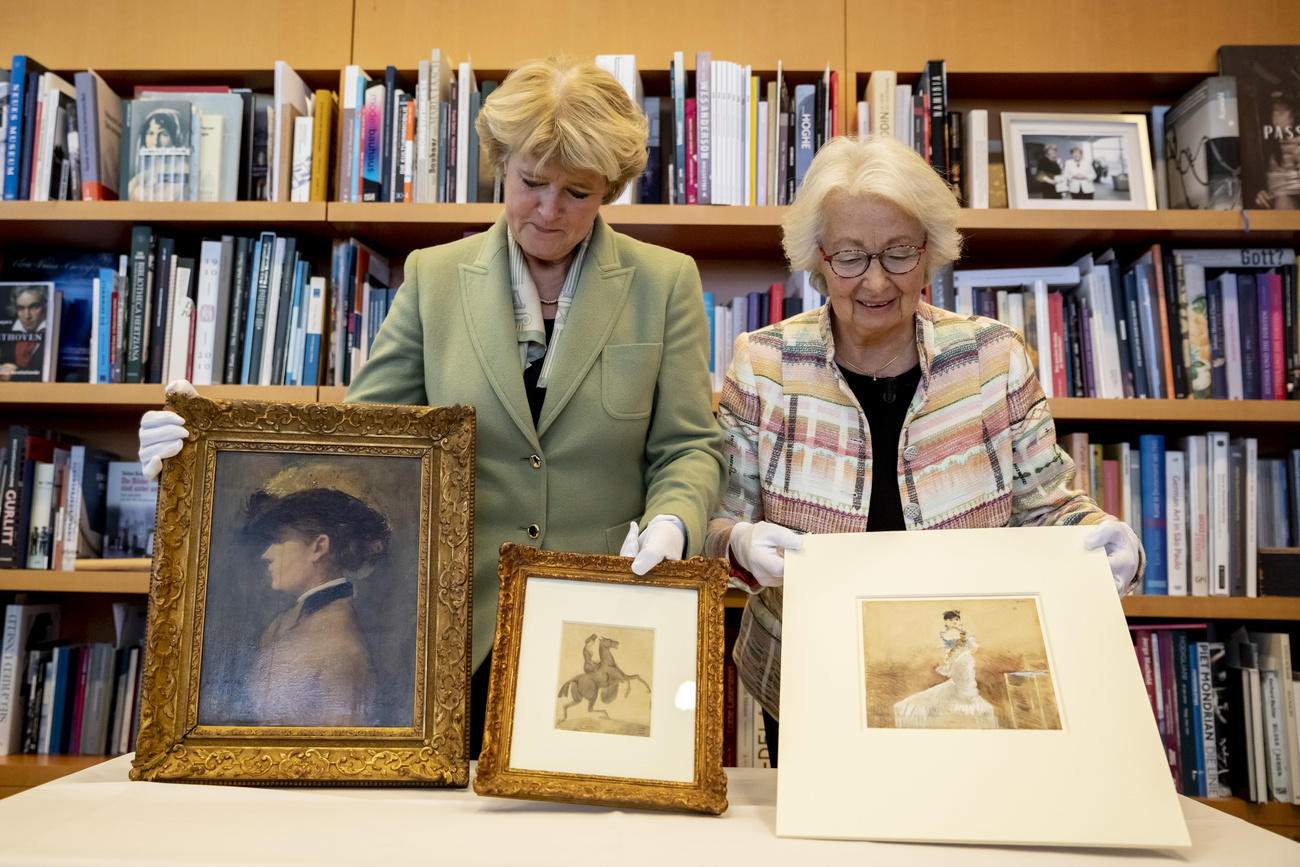 German Culture Minister Monika Grütters presents the three works of art to the great-niece of Armand Dorville