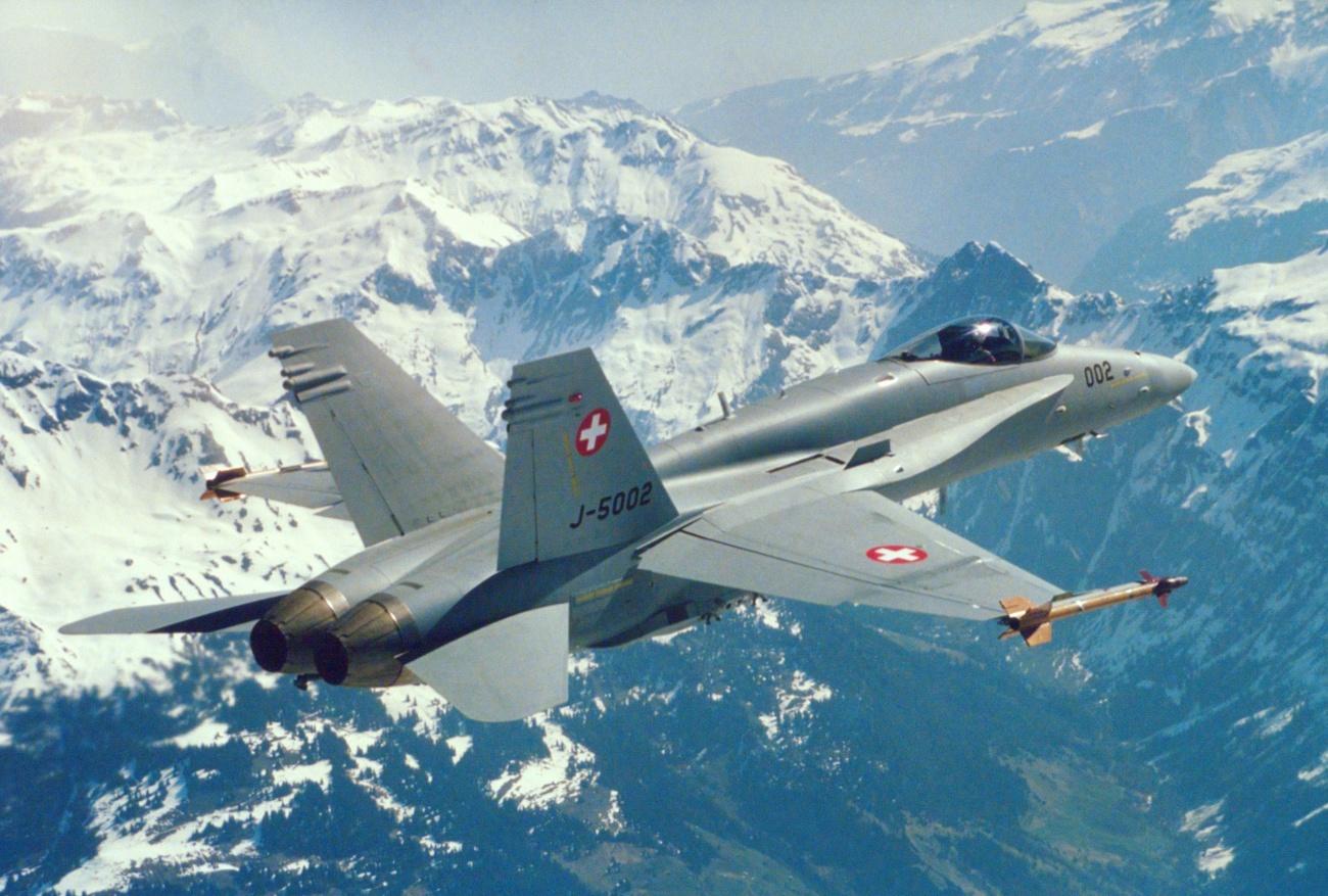 Un F/A-18 dell esercito in volo sulle Alpi svizzere.