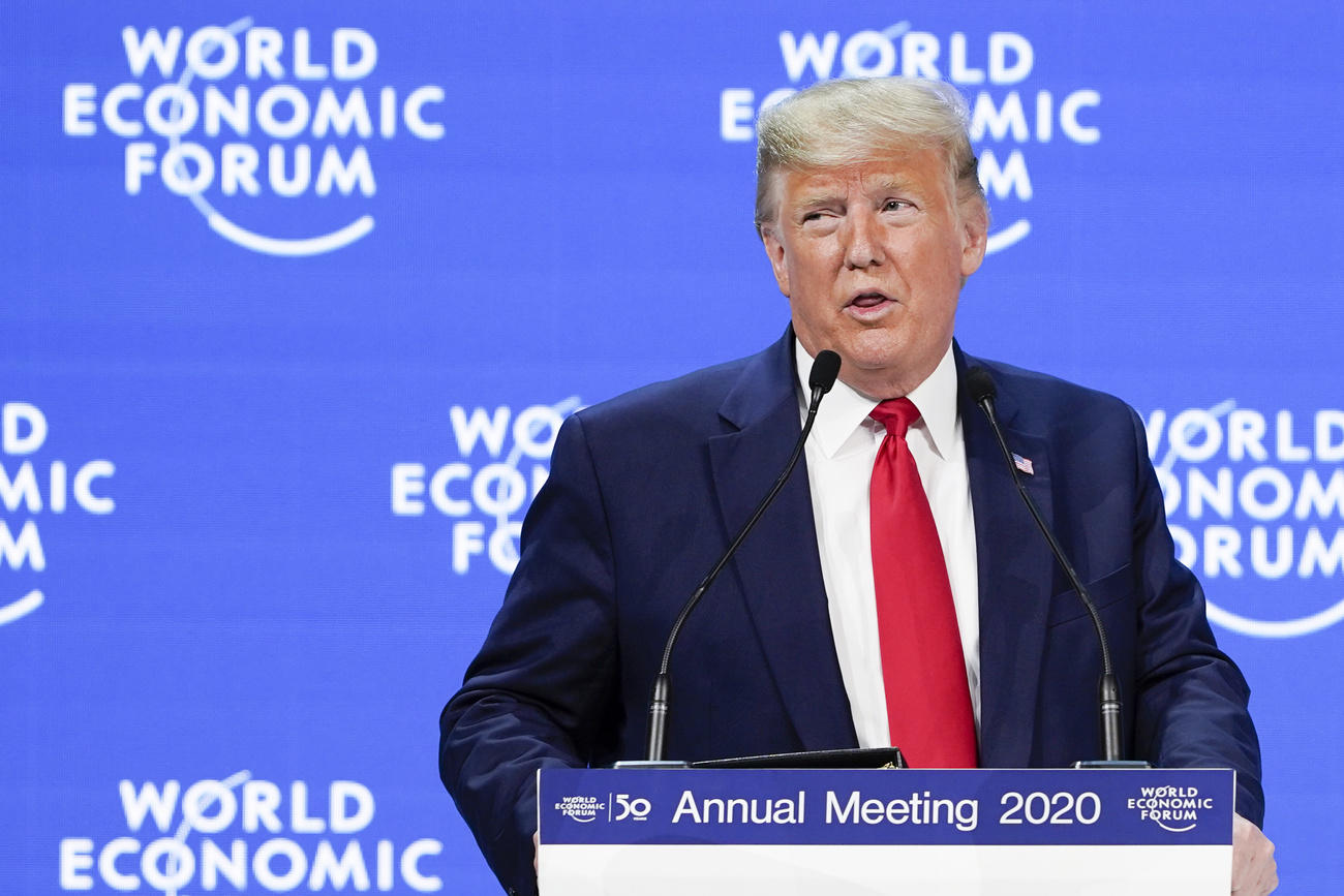 Mezzo busto del presidente USA al pulpito dl WEF, sullo sfondo il logo World Economic Forum