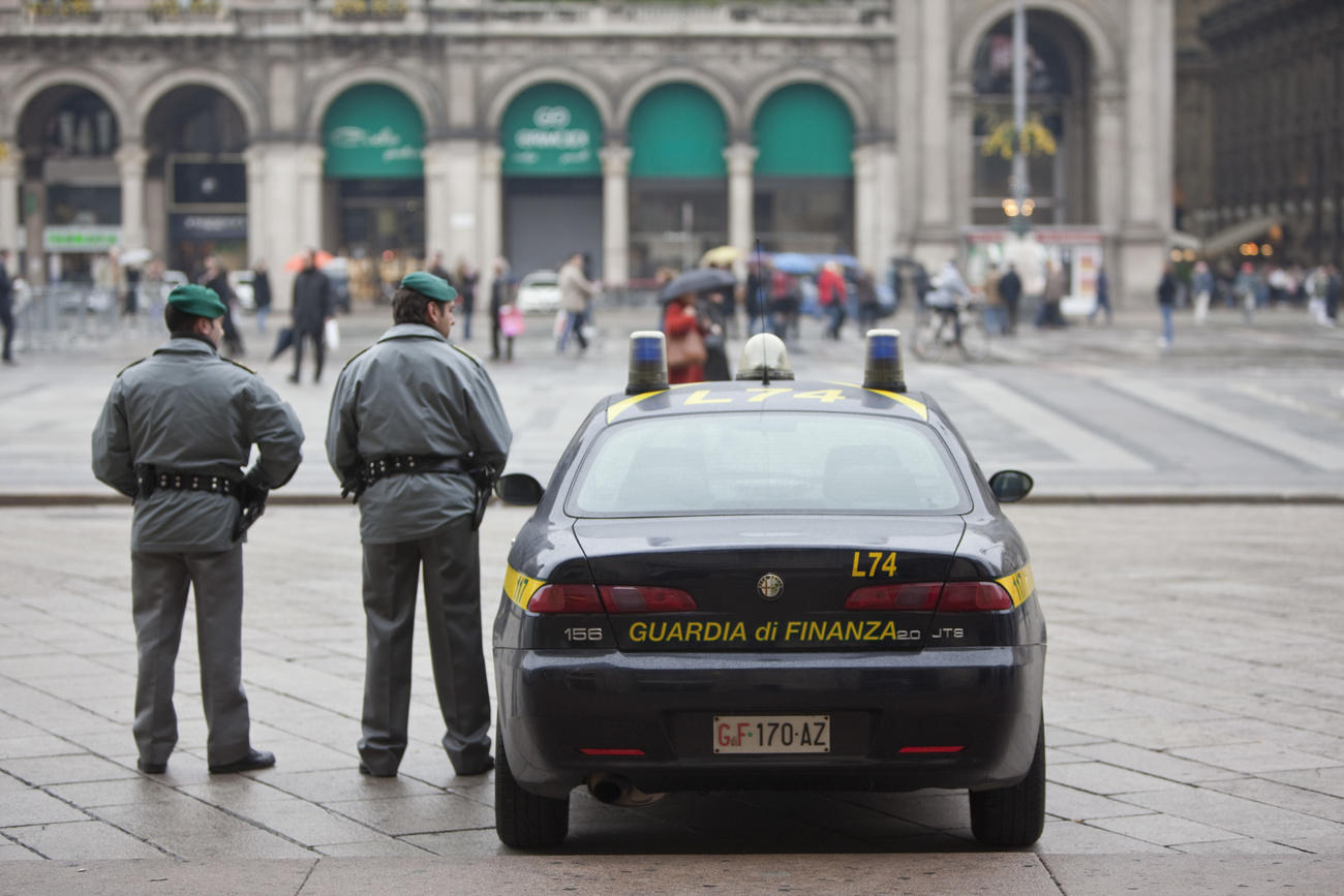 Due agenti della guardia di finanza a Milano