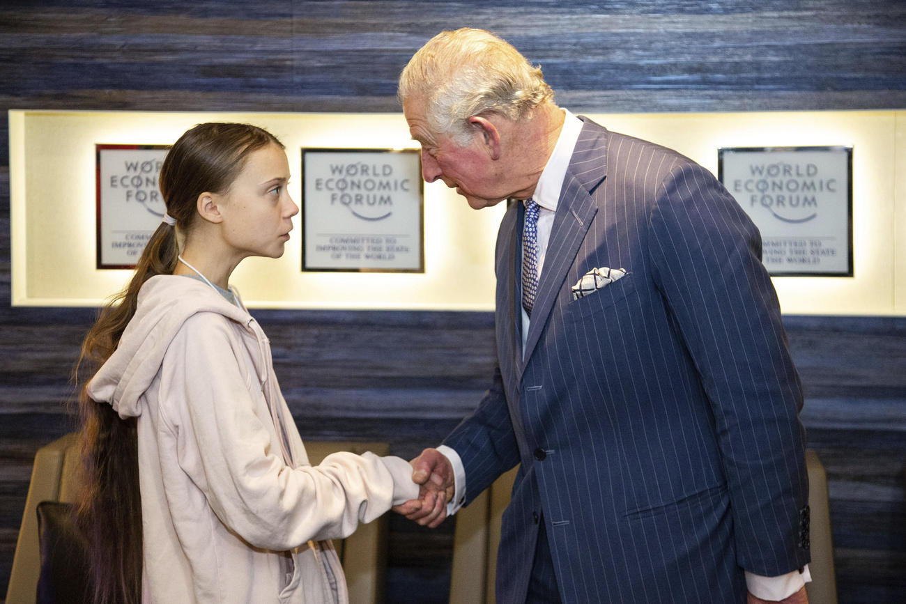 una ragazzina e un nuomo si stringono la mano