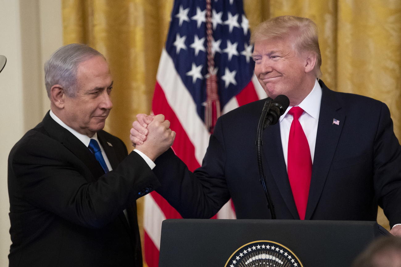 الرئيس الأمريكي يُصافح رئيس الوزراء الاسرائيلي