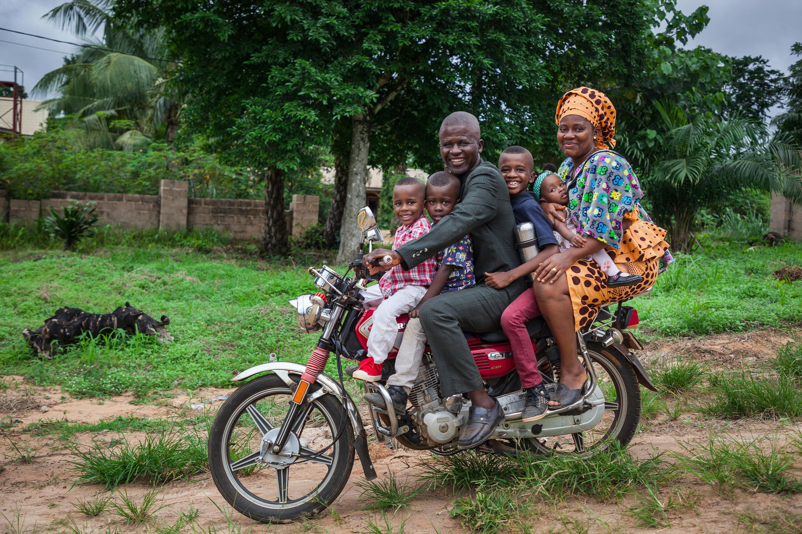 Una familia en una motocicleta