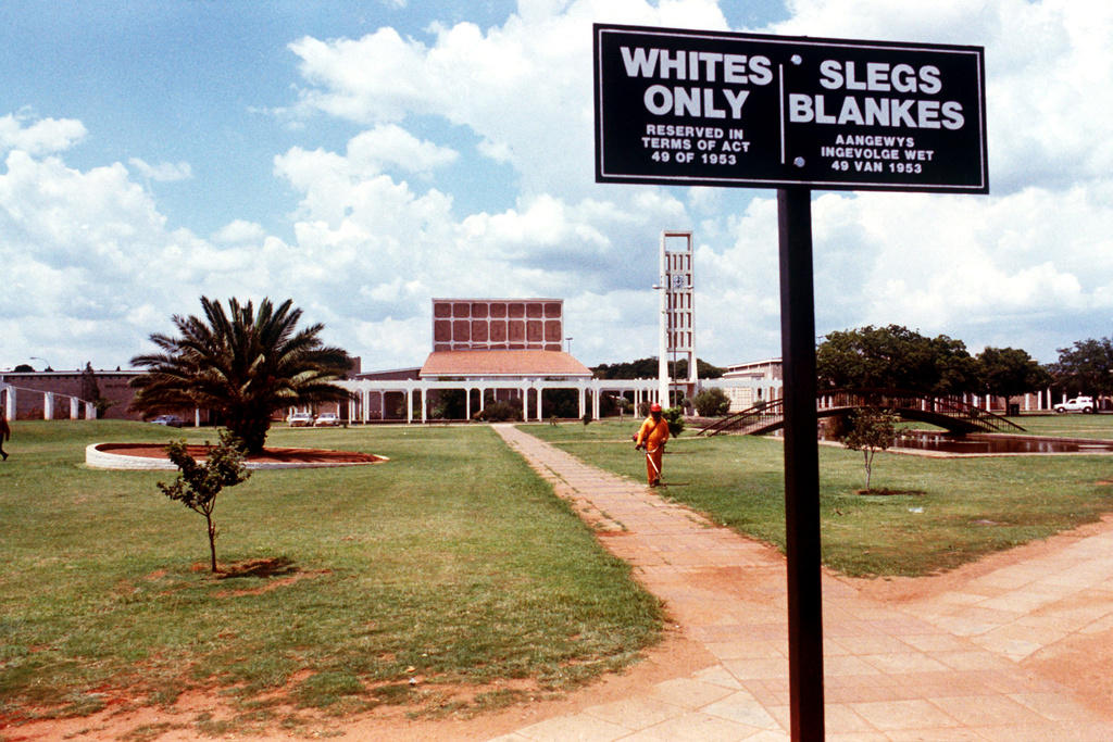 Ein Schild kennzeichnet ein Gebiet in Carletonville, das nur fuer Weisse reserviert ist