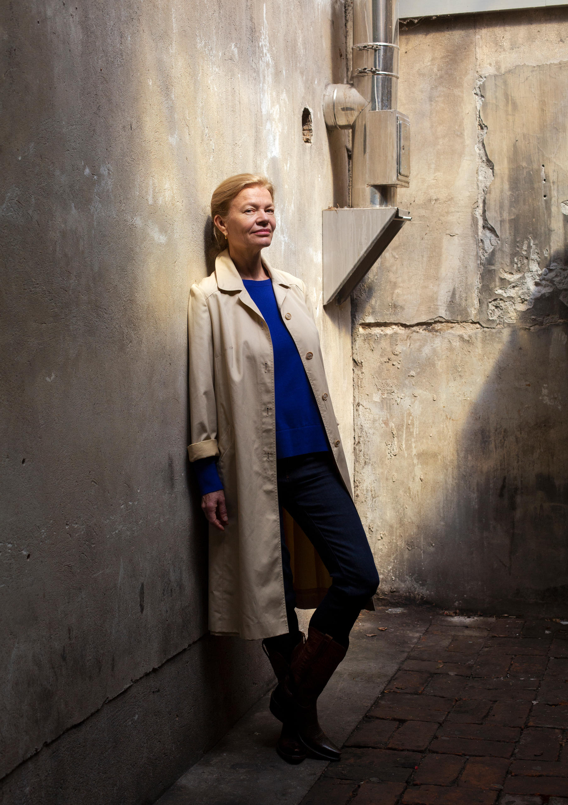 Heidi Specogna posa en un callejón