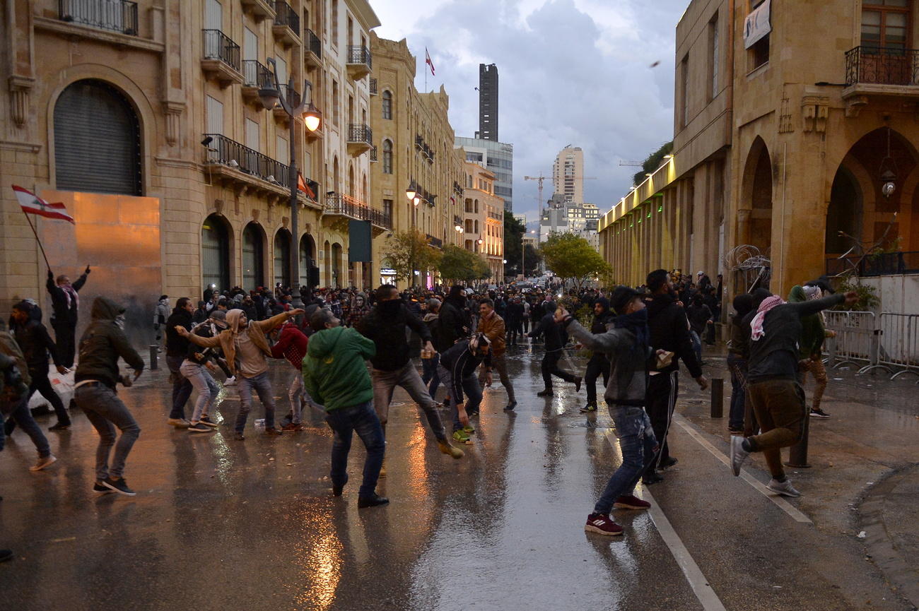 متظاهرون يرشقون قوات الأمن بالحجارة وسط بيروت