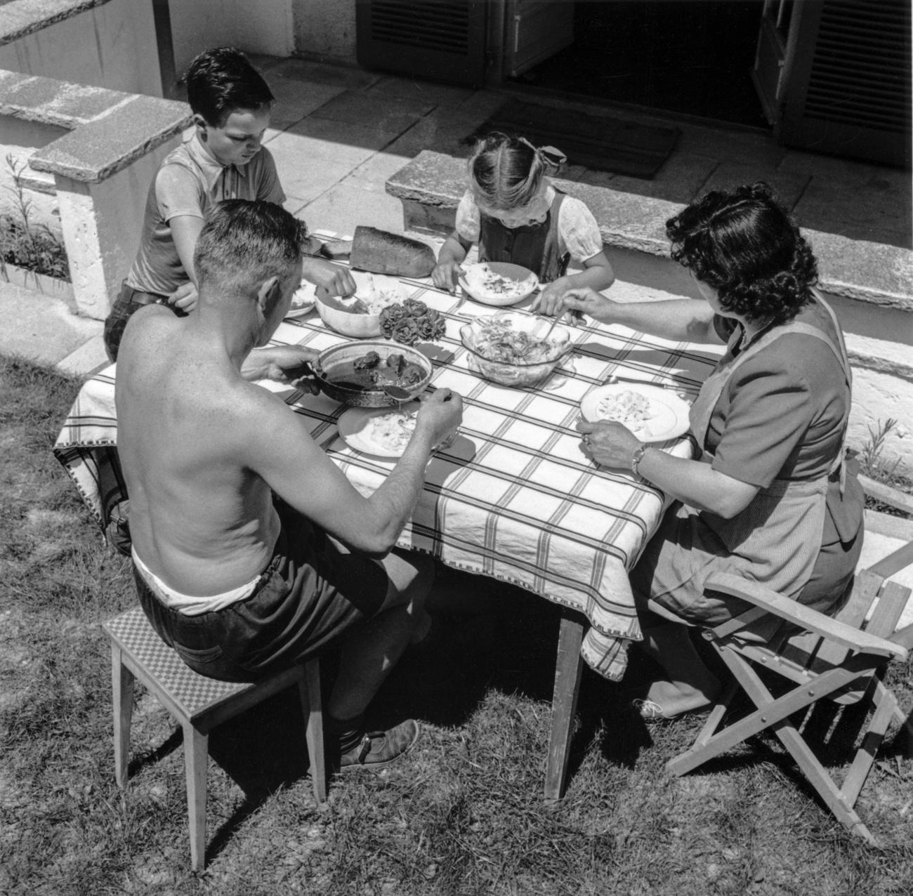 Photo en noir et blanc d une famille qui mange