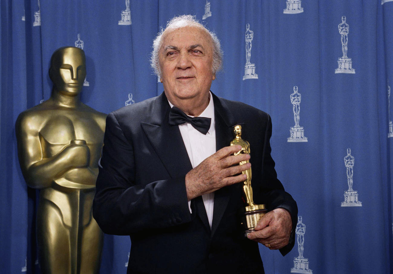 Federico Fellini nel 1993 a Hollywood con il suo quinto Oscar, quello alla carriera.