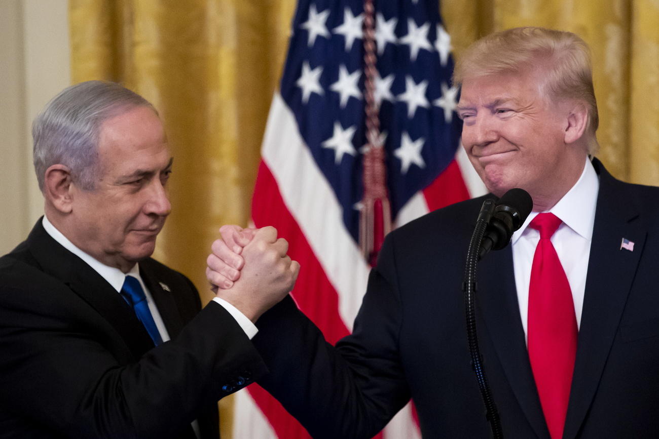Donald Trump stringe la mano a Benjamin Netanyahu alla Casa Bianca
