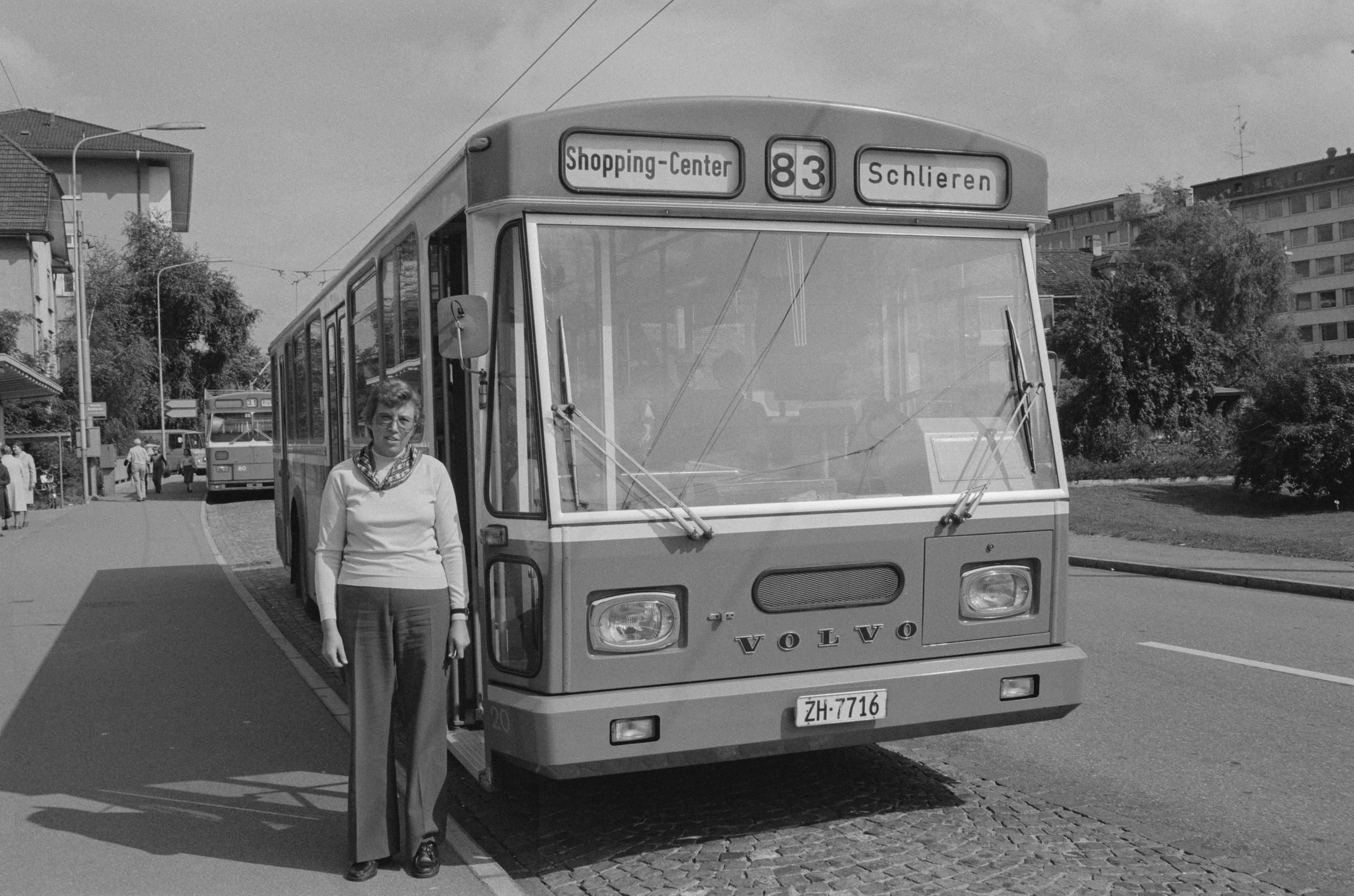 Una mujer junto a un bus