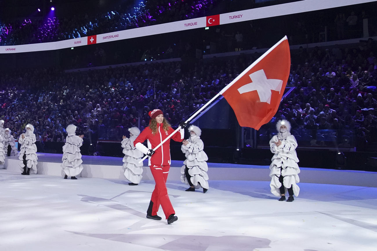 Thibe Deseyn con la bandera de Suiza