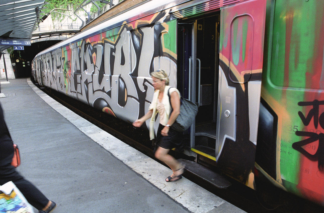 Un treno completamente ricoperto di graffiti fermo nella stazione di Stadelhofen a Zurigo.