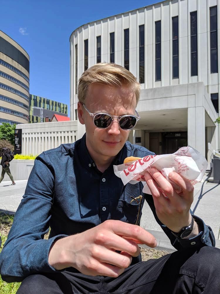 Jeune homme avec un sandwich