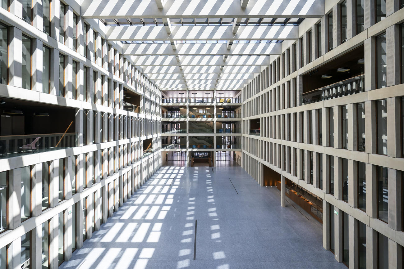 Grande cortile interno di un edificio in cemento armato fotografato frontalmente per accentuarne la geometria