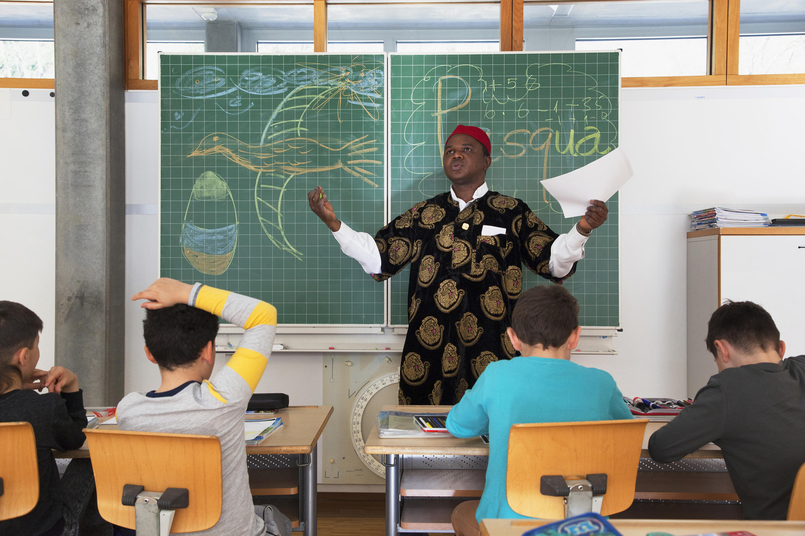 رجل أسود البشرة داخل فصل مدرسي