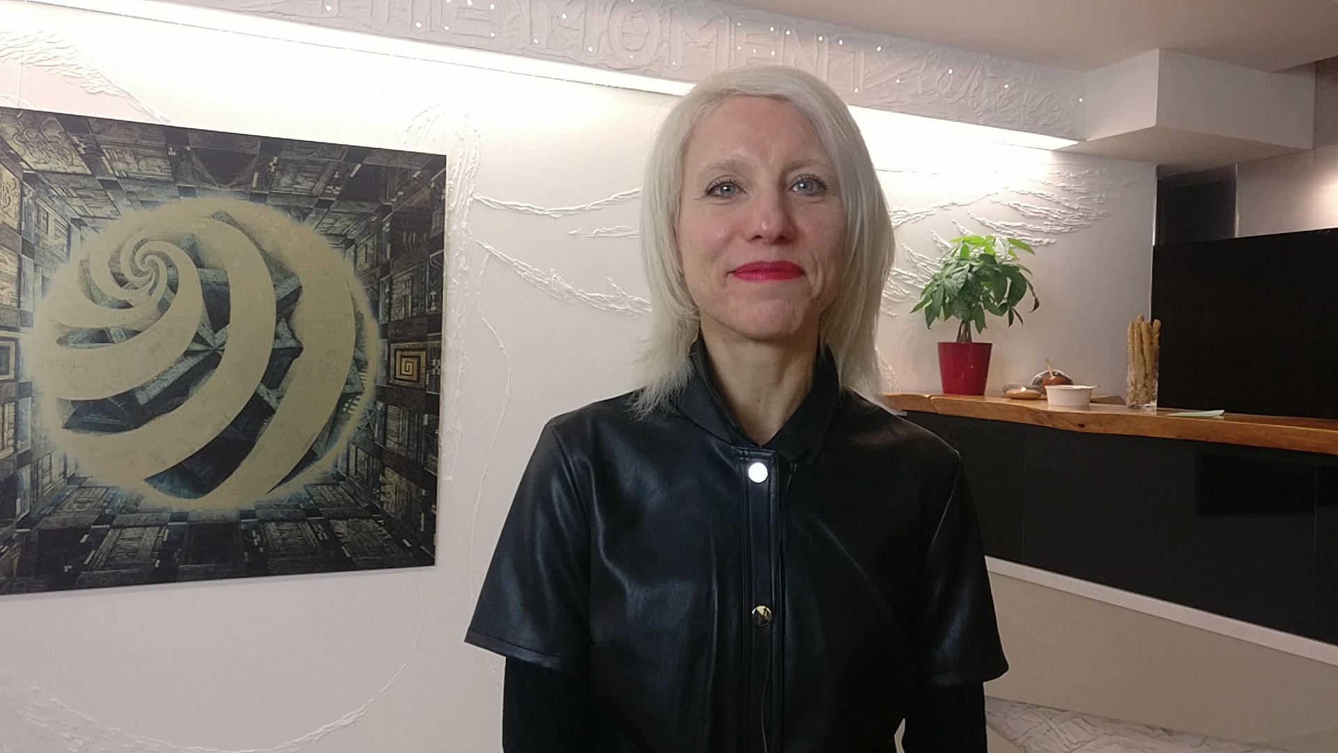 Persona sorridente davanti a quadro