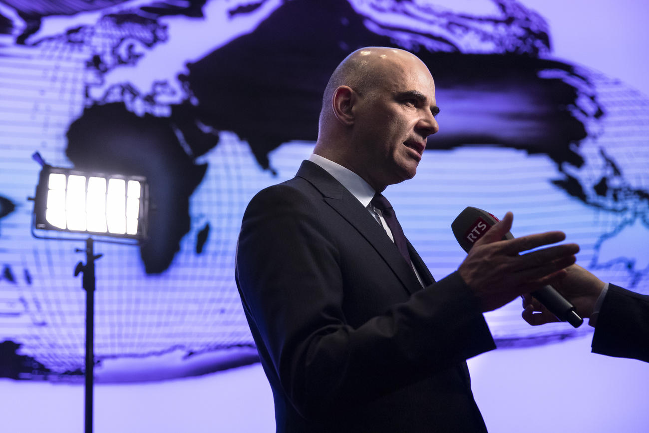 Alain Berset risponde a un giornalista dopo la conferenza stampa