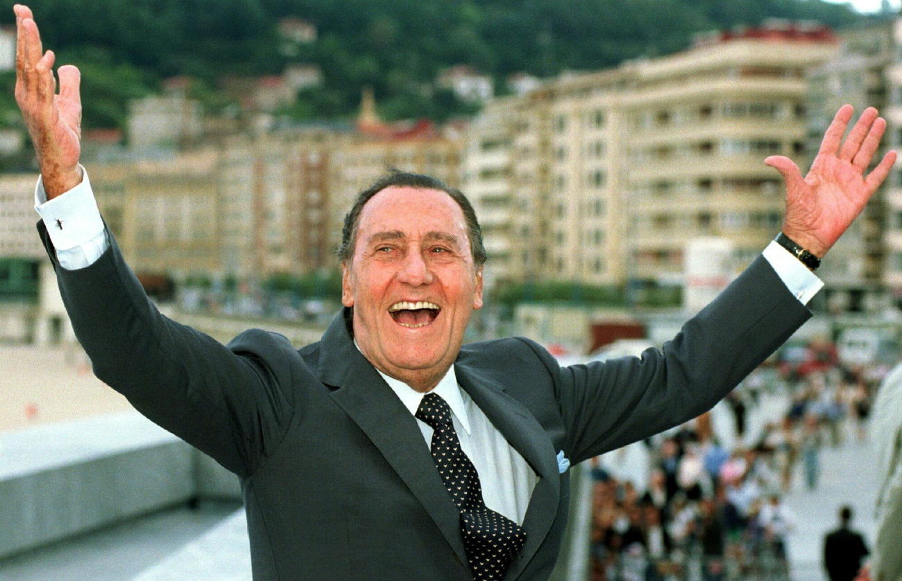 Alberto Sordi con le braccia aperte al festival di San Sebastian nel 1999.