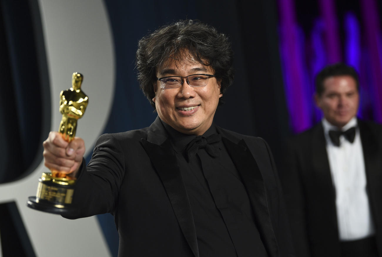 Bong Joon-ho con in mano un oscar