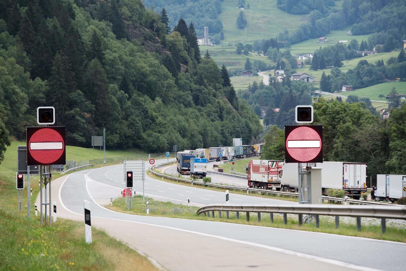 Due cartelli di divieto d accesso per impedire di imboccare l autostrada in contromano.