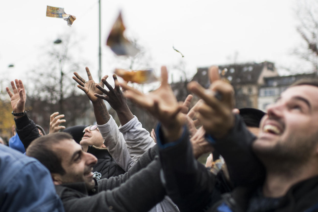 Geld fliegt aus der Luft in eine Menschenmenge