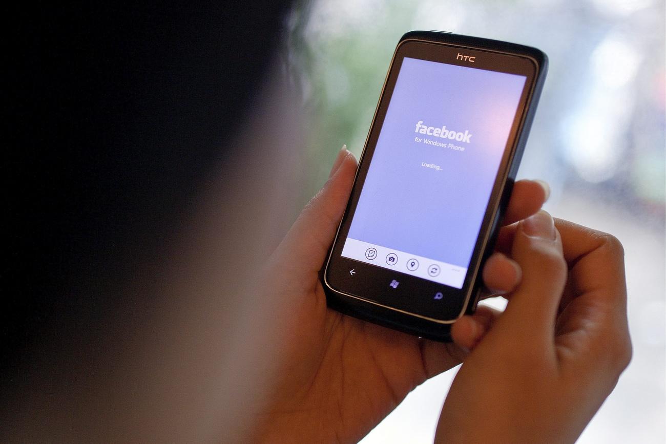 Smartphone con logo facebook