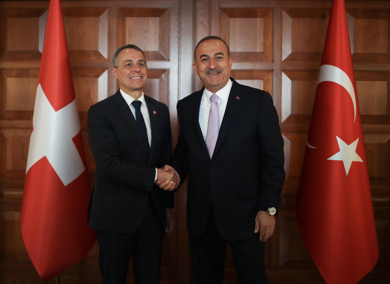 وزيرا خارجية تركيا وسويسرا يتصافحان أمام علميْ بلديْهما