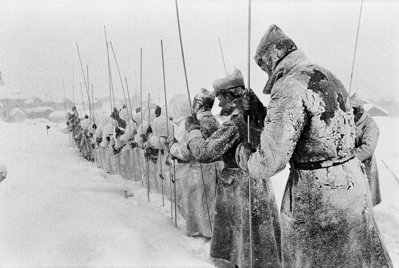 Los equipos de rescate buscan personas entre la nieve y los escombros.