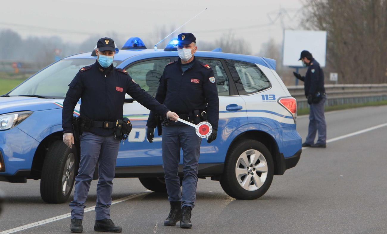 poliziotti con mascherina