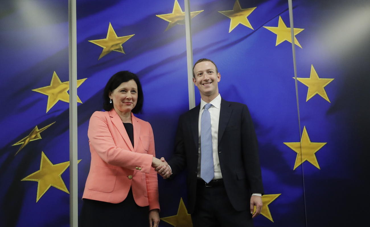 Stretta di mano di rito tra Mark Zuckerberg e la commissaria UE alla trasparenza Vera Jourova