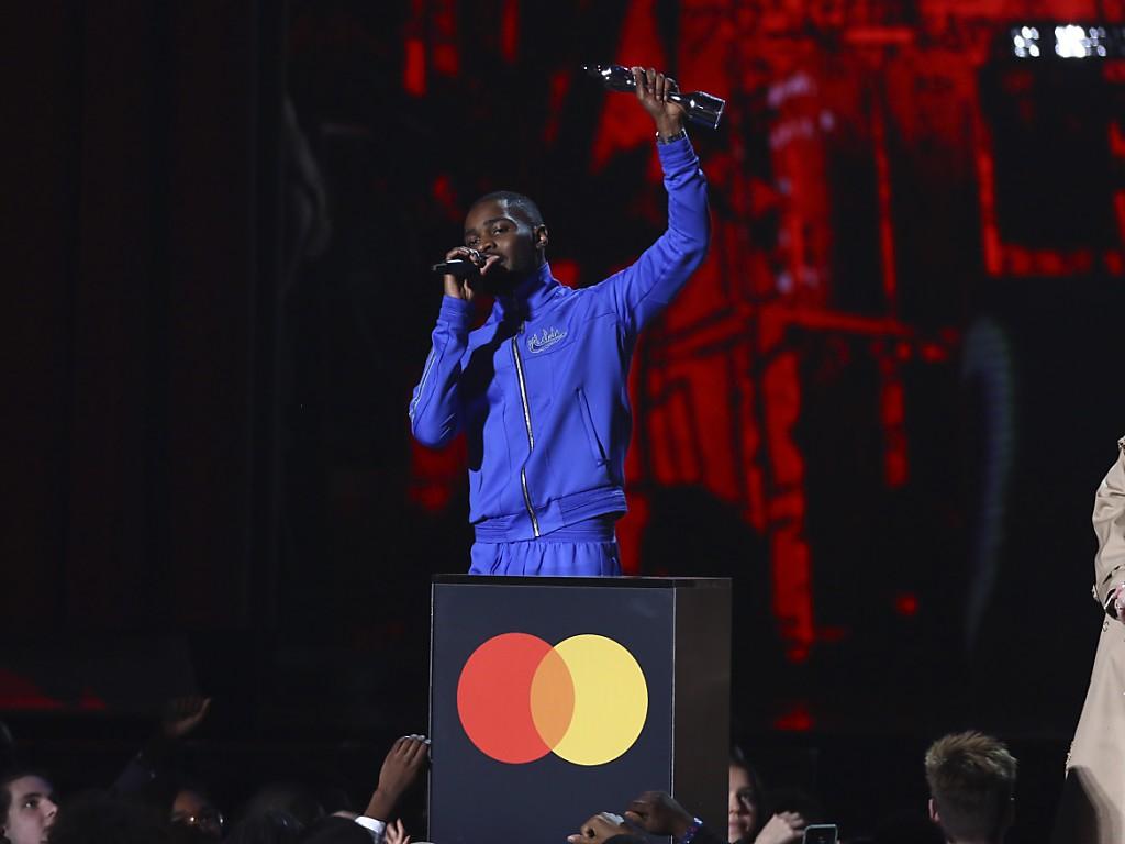 Dave Raffel L'album engagé du rappeur Dave rafle la mise aux Brit Awards - SWI ...