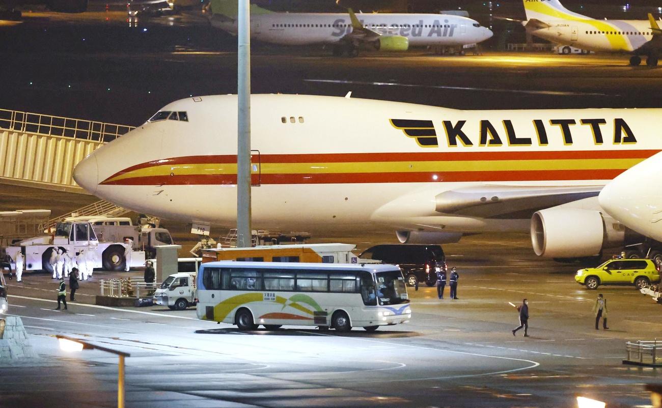 L aereo che ha portato a casi i 340 cittadini americani che erano a bordo della nave Diamond Princess.