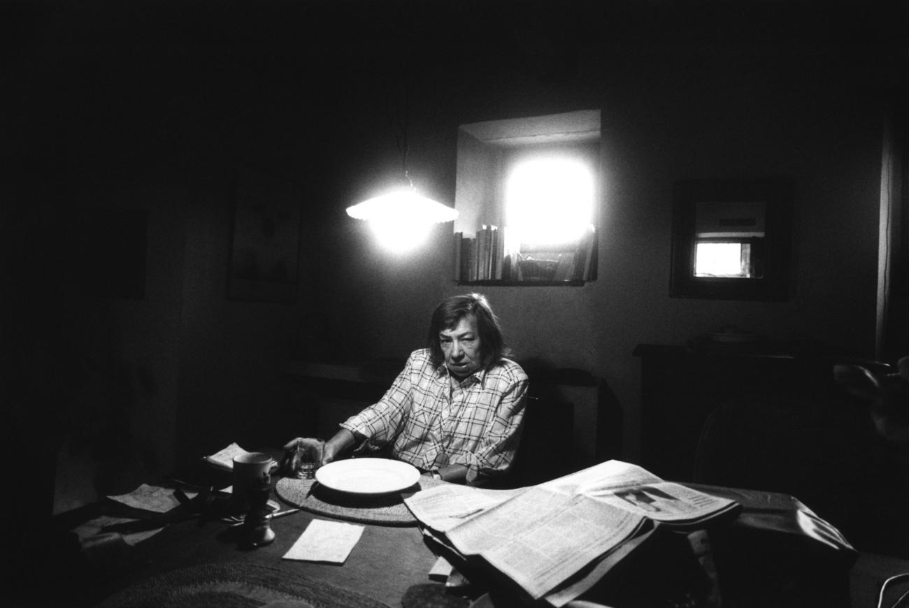 Patricia Highsmith clicked in 1988 by one of the most prestigious Swiss photographers in her house in Tegna, in the Italian-speaking canton of Ticino. Highsmith spent the last 14 years of her life (1981-1995) in Switzerland.
