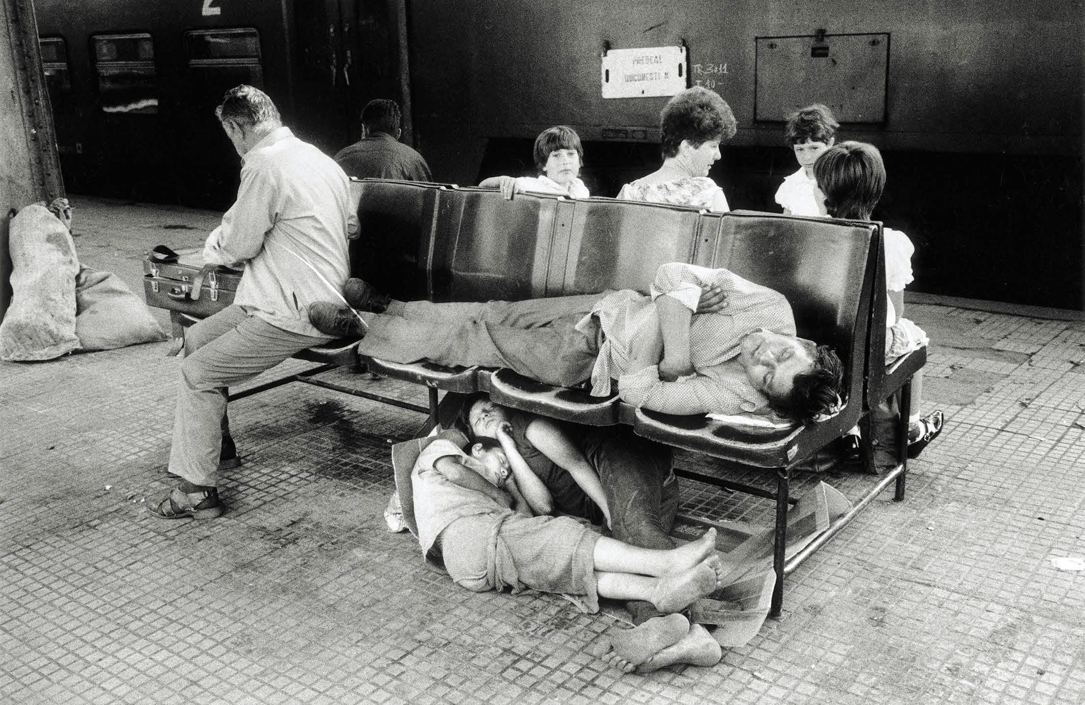 أطفال ينامون تحت المقاعد الموجودة على أرصفة محطات القطارات