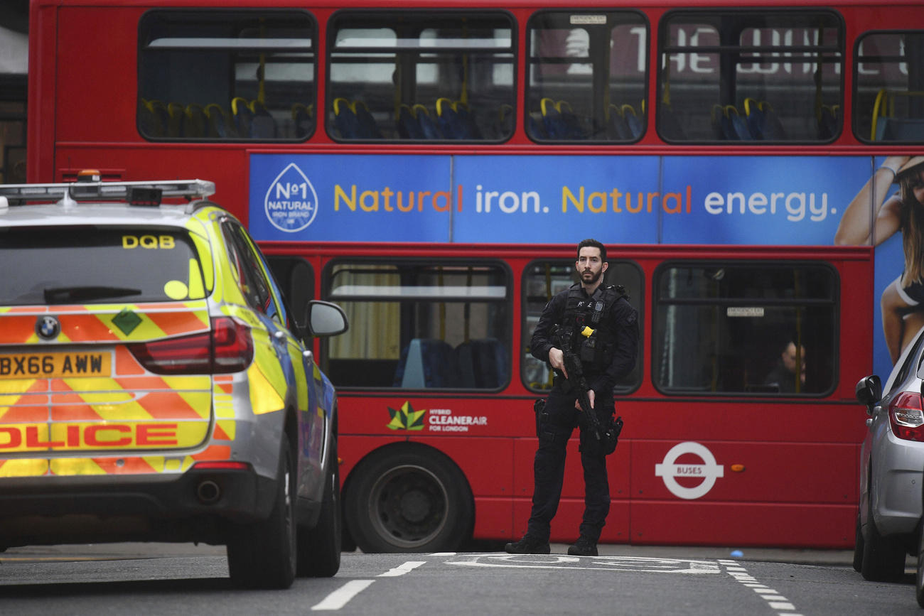 Agenti presidiano il quartiere di Streatham dove è entrato in azione un giovane estremista islamico. 