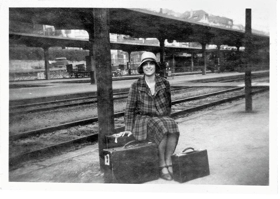 jeune femme sur le quai de la gare