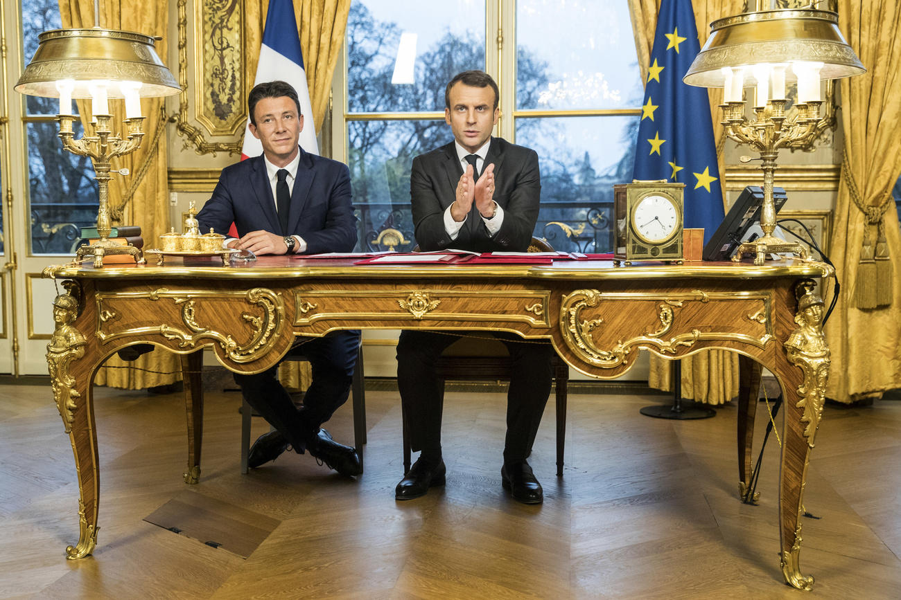 Benjamin Griveaux con Emmanuel Macron all Eliseo ai tempi in cui Griveaux era il portavoce del governo.