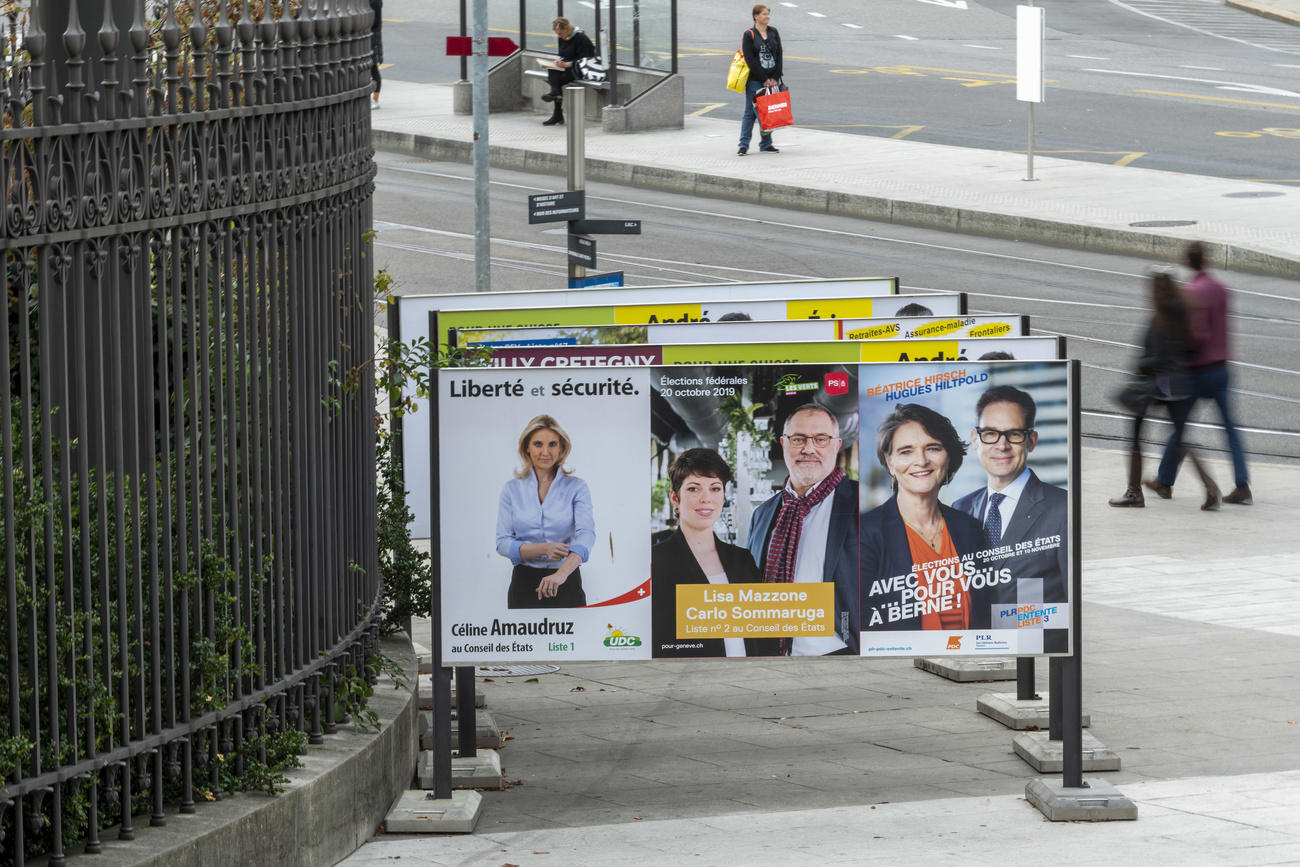 ملصقات إشهارية لمرشحي الأحزاب في الشارع قبيل الانتخابات البرلمانية في أكتوبر 2019