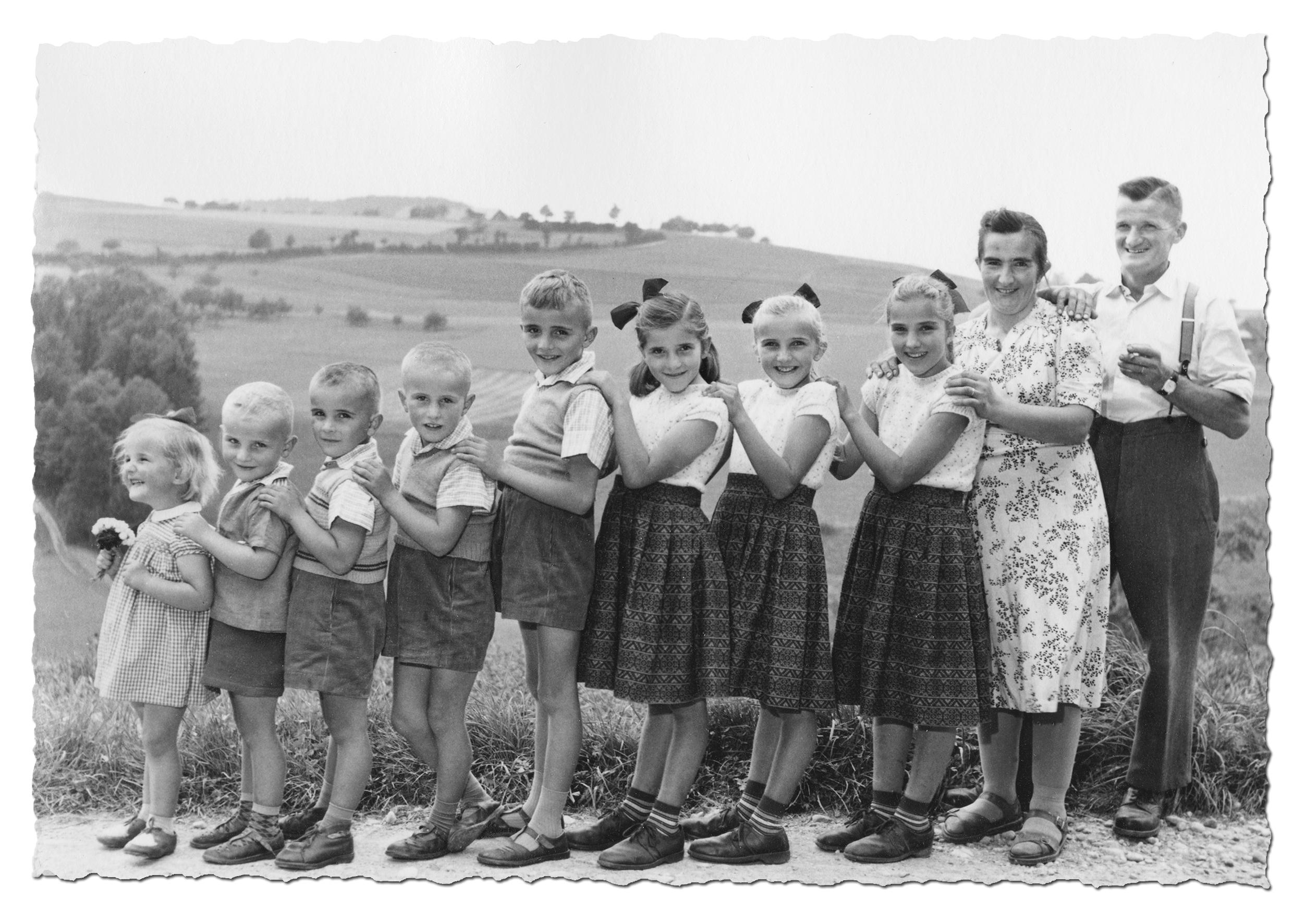 Familie in einer nach Grösse aufsteigenden Reihe