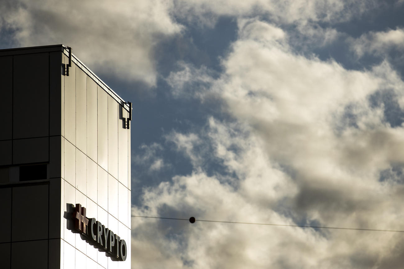 Imagen panorámica de un edificio con logo de Crypto