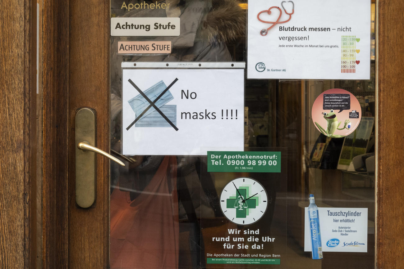 Note on a Bern pharmacy door