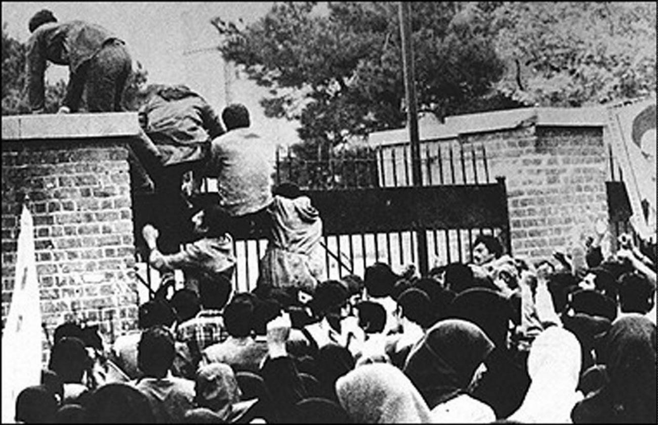 Jóvenes asaltan la embajada de EEUU en Irán
