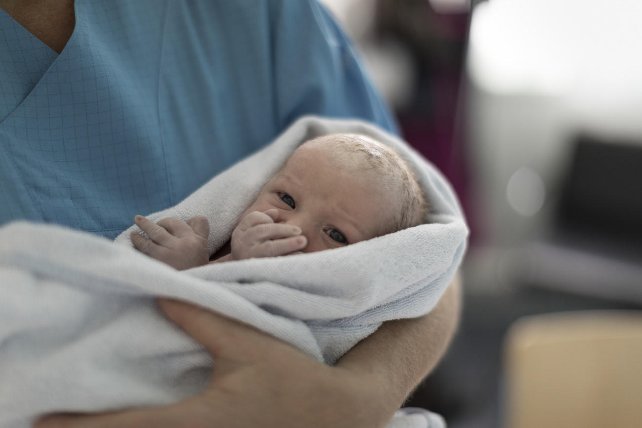 neonato avvolto in un telo.