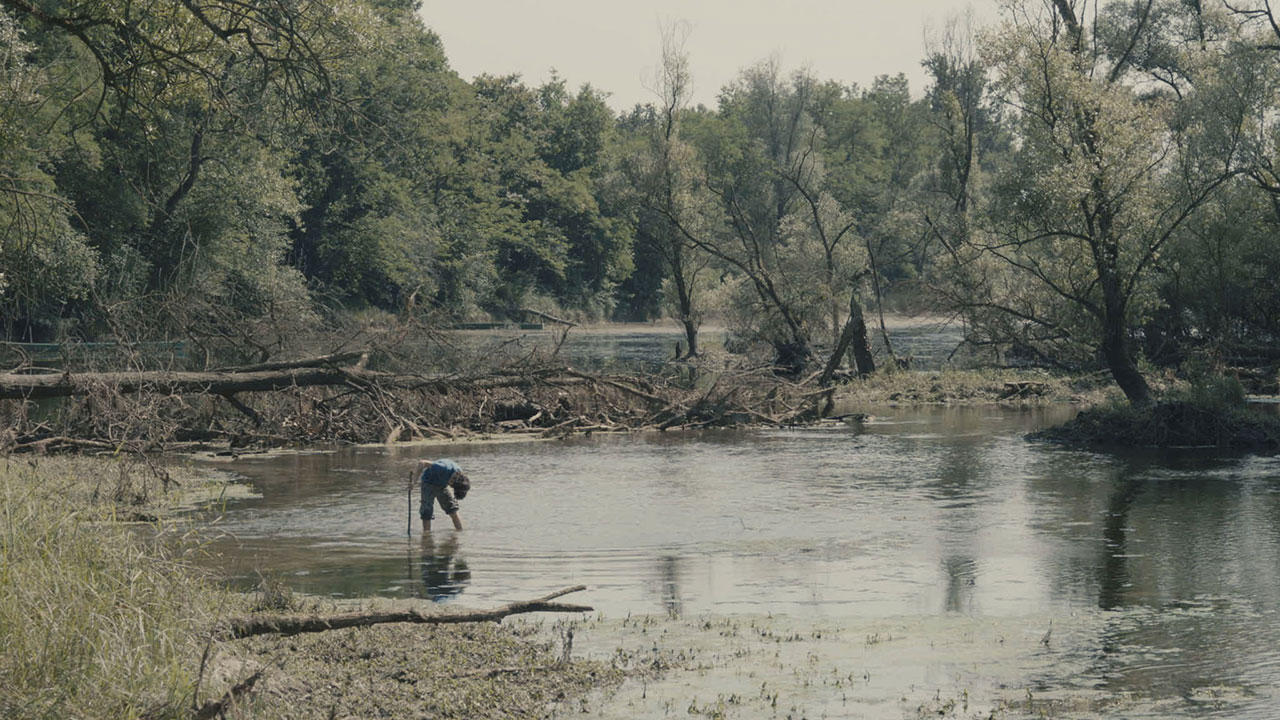 persona coi peidi immersi in un fiume