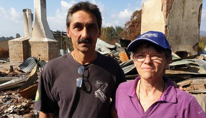 Ein Mann und eine Frau, im Hintergrund Ruinen.