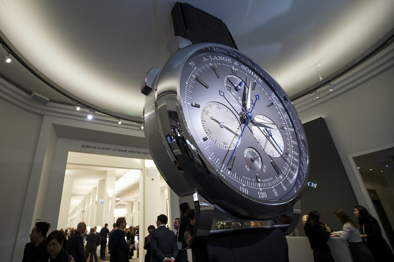 Imagen de la entrada al Salón Internacional de la Alta Relojería con un reloj gigante