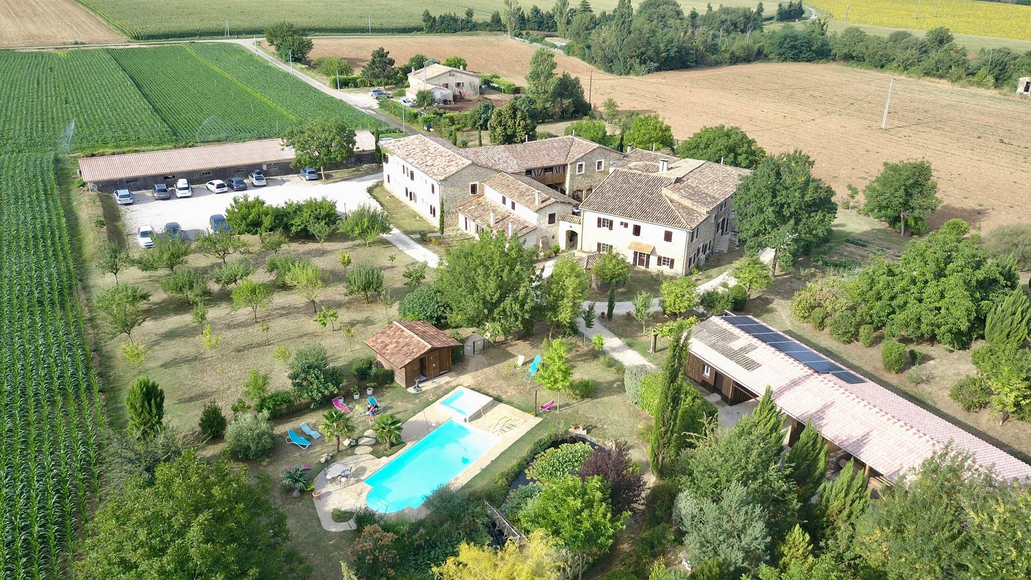 Vogelperspektive auf ein Landgut mit Swimmingpool.